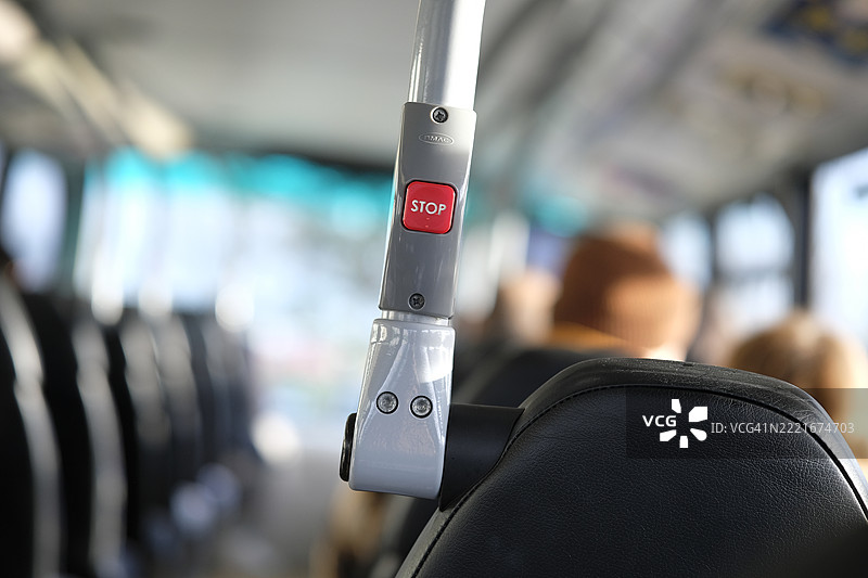 公交车上的红色停止按钮图片素材