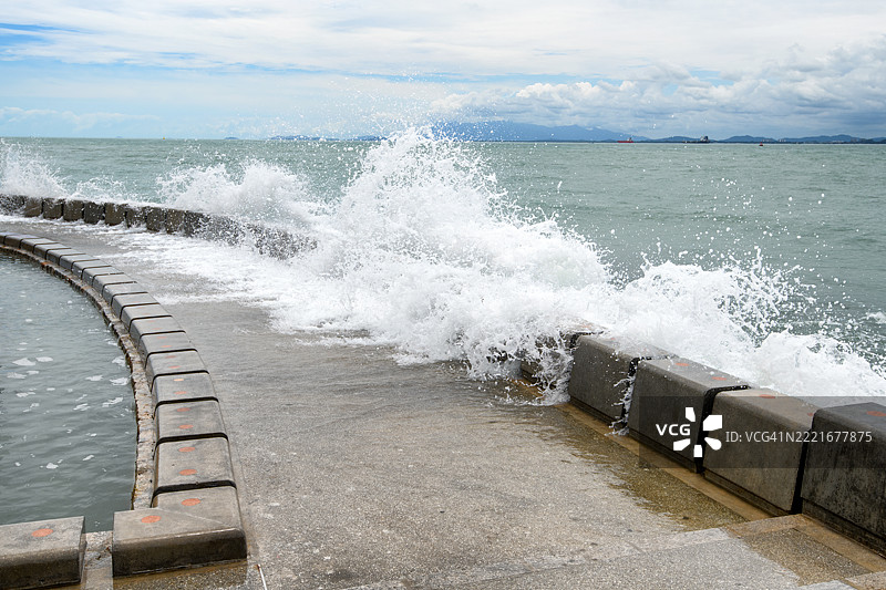 猛烈的海浪撞击海堤图片素材