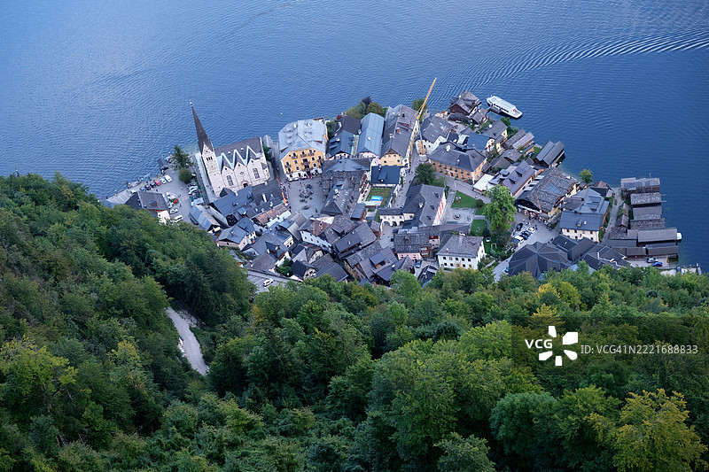 湖边历史悠久的哈尔施塔特村的鸟瞰图图片素材