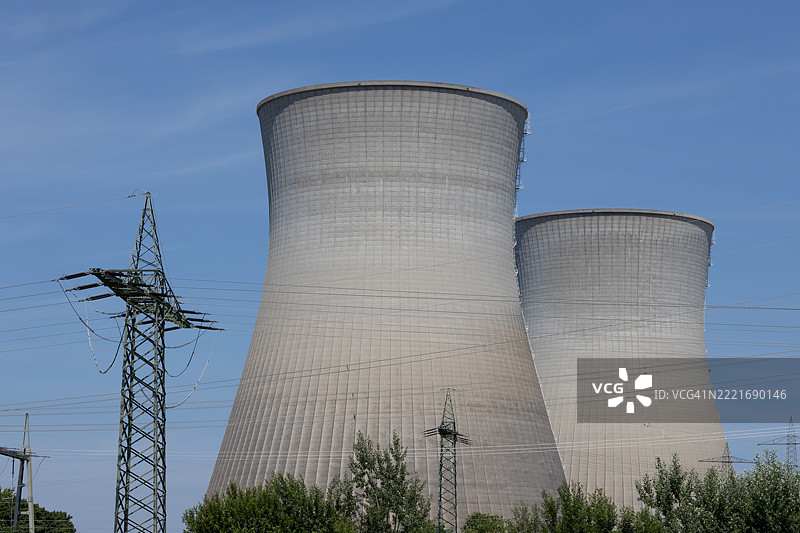 核电站的两个冷却塔和电力塔图片素材