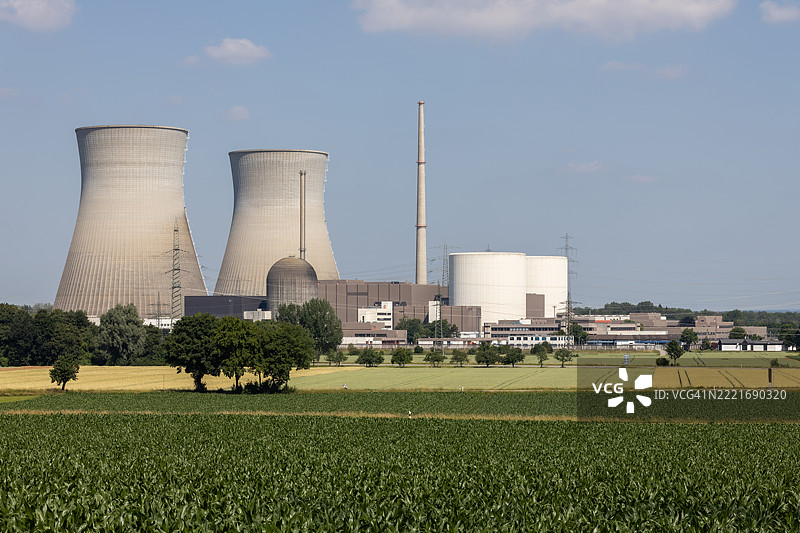 德国巴伐利亚州贡德雷明根的核电站，配有两个大型冷却塔图片素材