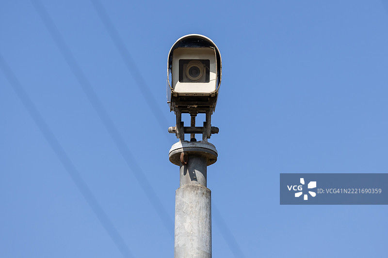 蓝天背景下的监控摄像头图片素材