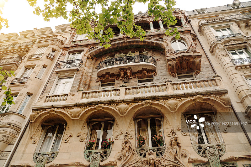 装饰华丽的巴黎建筑外立面，带有经典的建筑细节图片素材