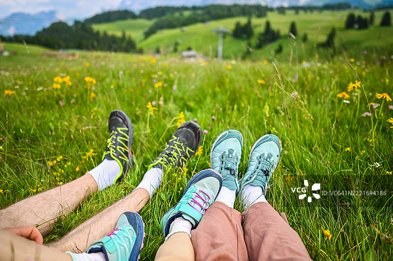 家庭在山间草地上放松，享受夏季假期图片素材