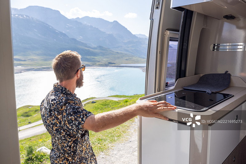 在山湖旁的面包车内欣赏外面的风景图片素材