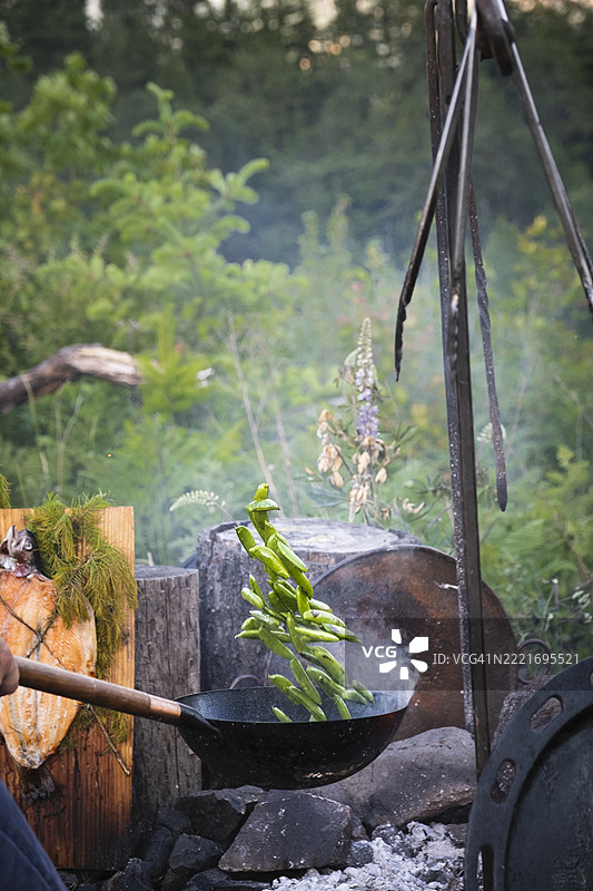 在明火上翻炒的雪豆图片素材