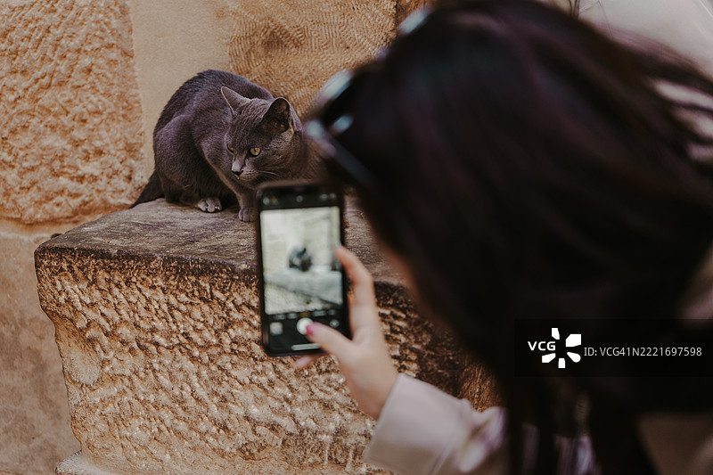 游客愉快地用手机拍照。埃及旅行适合视频博客和写博客，适合影响者和讲故事的人。图片素材