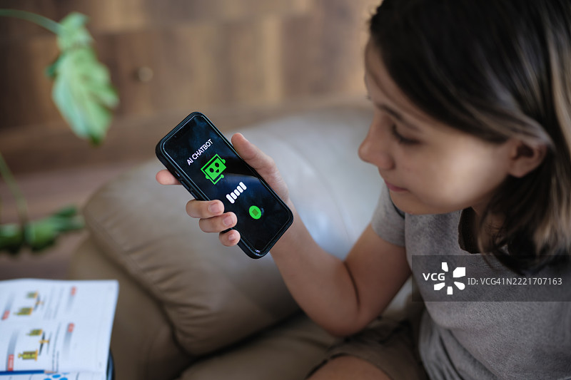 青春期女孩使用智能手机向AI聊天机器人应用提问图片素材