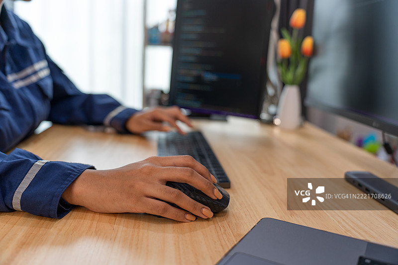 特写东南亚人的手在编写代码，专注于编程、技术和数字创新，以实现高效的商业解决方案。图片素材