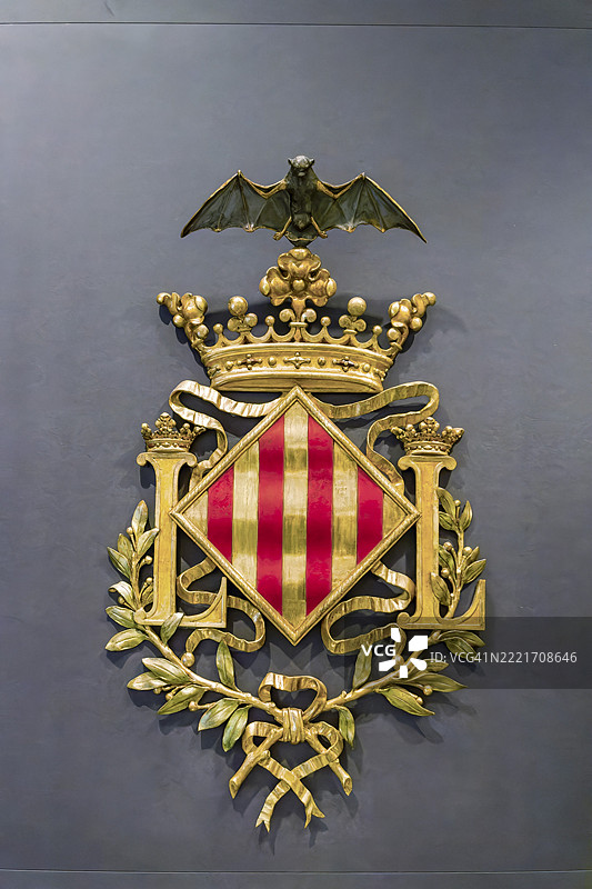 瓦伦西亚市政厅（Ajuntament de València）建筑墙上的传统纹章，带有黑色蝙蝠，位于老城区市政广场（Plaza Ayuntamiento）中心，常被称为隐喻风格。图片素材