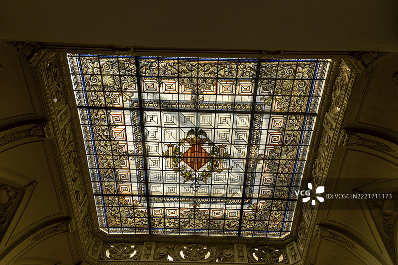 瓦伦西亚市政厅（Ajuntament de València）大楼内奢华的玻璃天花板，位于老城区市政广场（Plaza Ayuntamiento），通常以“市政厅”（Ayuntamiento）作为代称，属于新古典主义建筑风格。图片素材