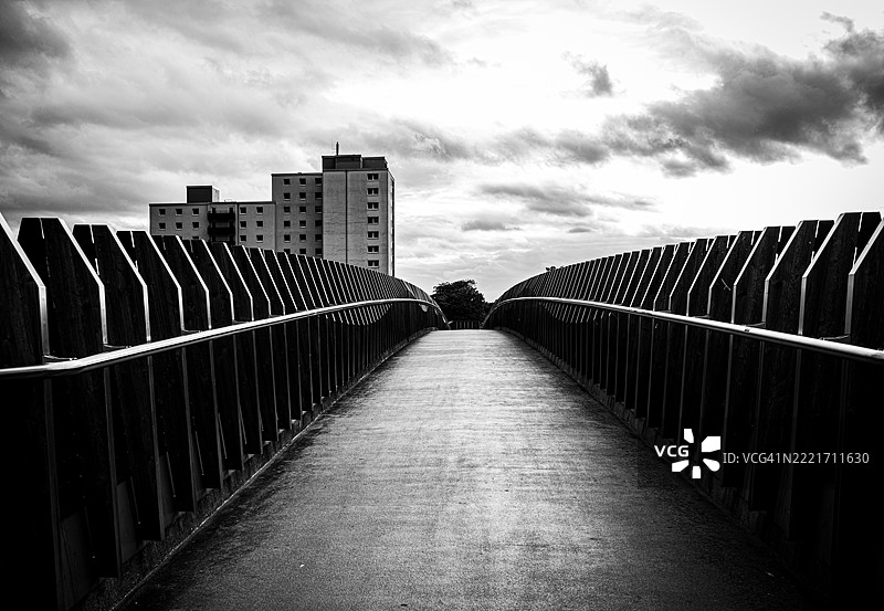 德国勒沃库森的桥梁与多云天空的景观图片素材