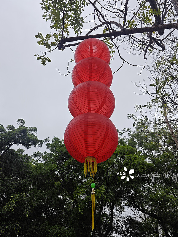 低角度视图的灯笼悬挂在天空中，中国图片素材