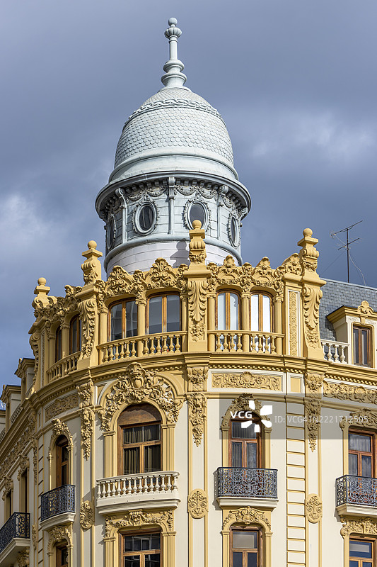 位于西班牙瓦伦西亚自治社区瓦伦西亚省市政厅广场（Plaza Ayuntamiento）老城区中心的1910年建成的埃内斯托·费雷尔之家。图片素材