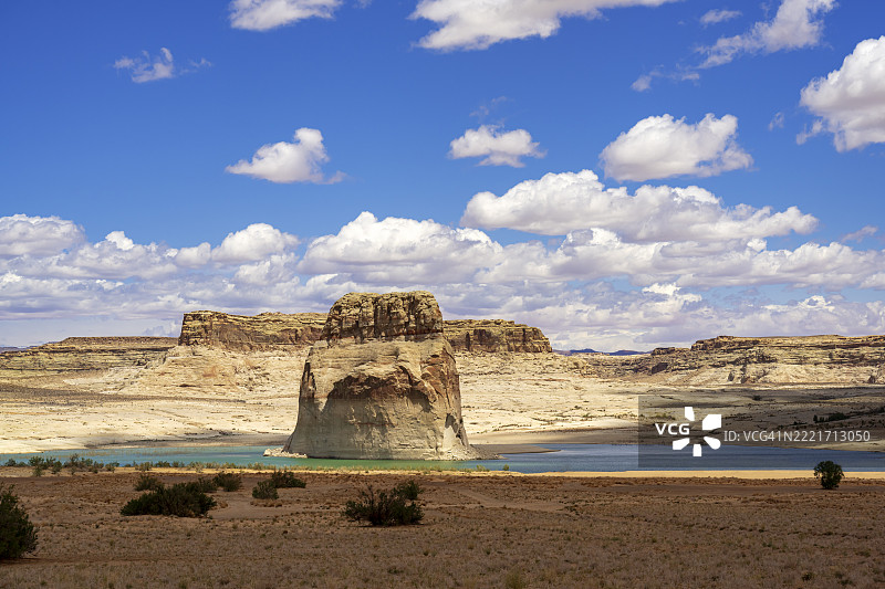 犹他州佩奇的格伦峡谷国家休闲区，鲍威尔湖的瓦韦普湾孤石图片素材