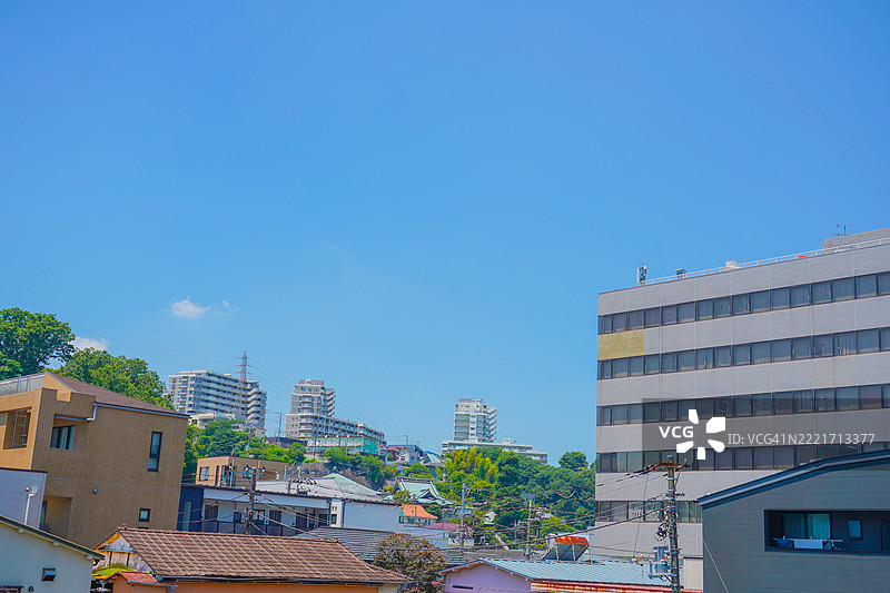 低角度视图的建筑与蓝天相映成趣图片素材