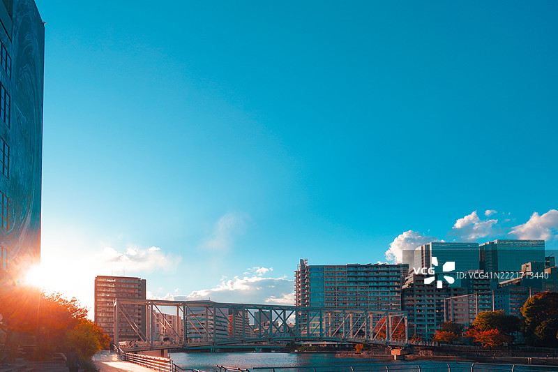 蓝天映衬下的建筑景观图片素材