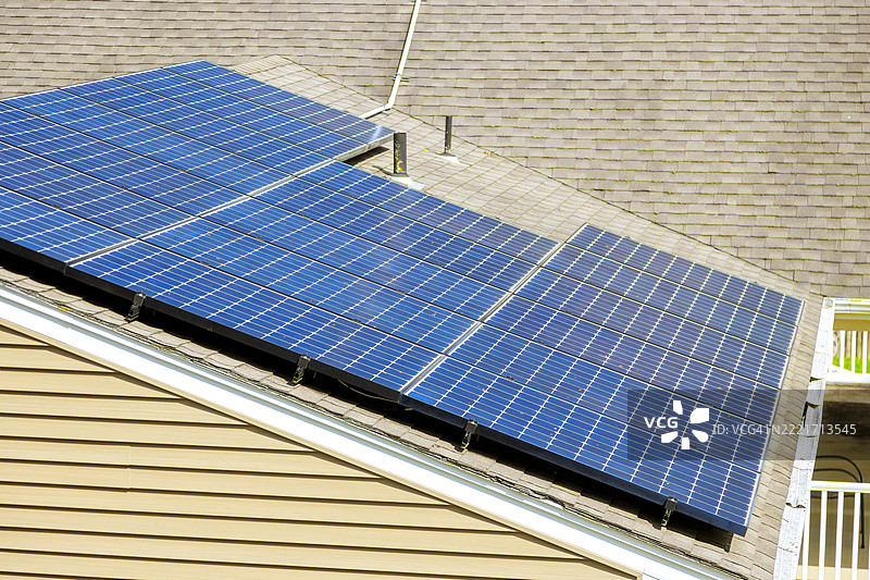 郊区社区住宅屋顶上安装的太阳能电池板图片素材