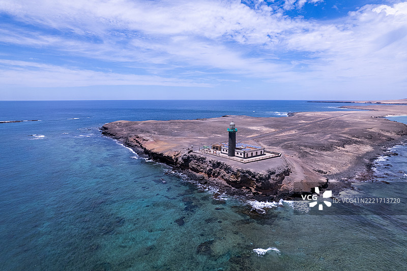 俯瞰坚迪亚灯塔的航拍图，周围是崎岖的悬崖和碧蓝的海洋图片素材