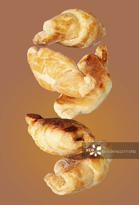 迷你可颂在白色背景上飞舞图片素材