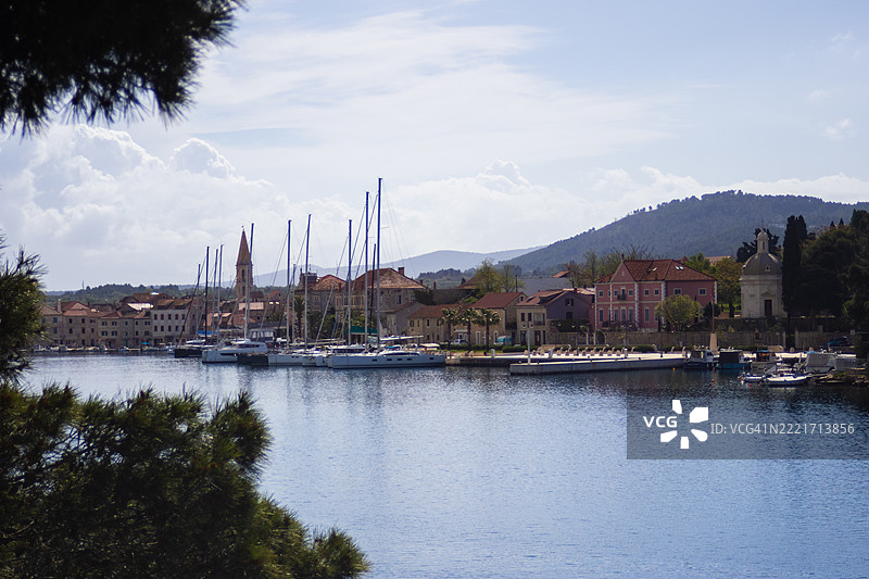 马卡尔斯卡，亚得里亚海上的海滨瑰宝，晶莹剔透的海水和迷人的小径图片素材