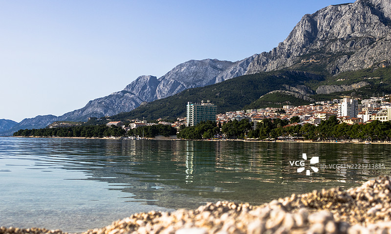 马卡尔斯卡海滩，背景是比奥科沃山脉，清澈的海水和迷人的景色图片素材