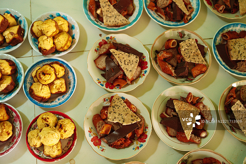 高角度视图的各种食物摆放在桌子上图片素材