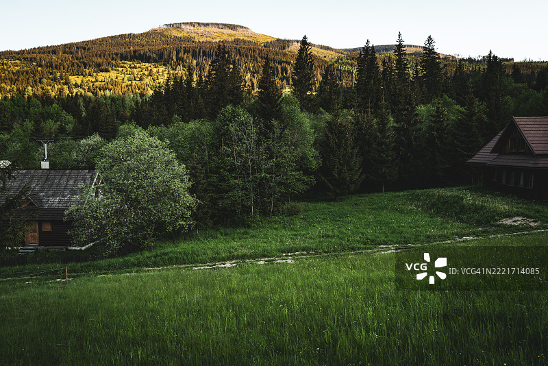 斯洛伐克房屋旁的田野美景与天空相映成趣图片素材