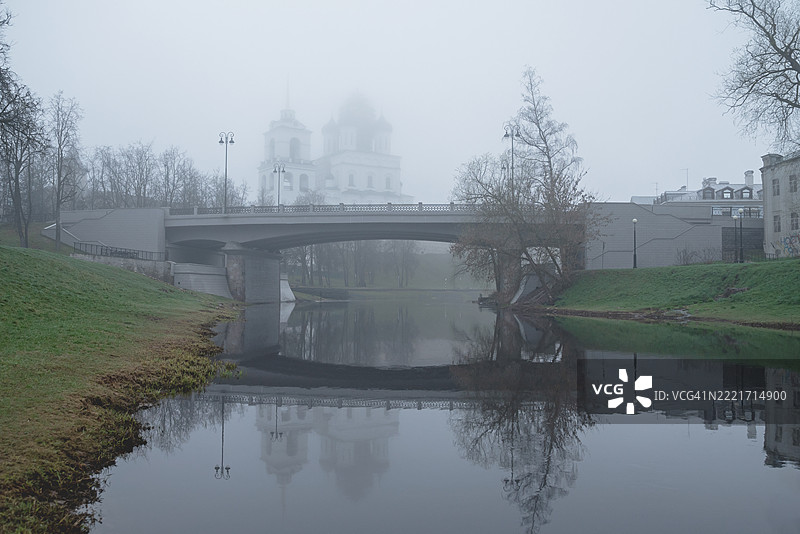 雾霭弥漫的早晨，普斯科夫克里姆林宫图片素材