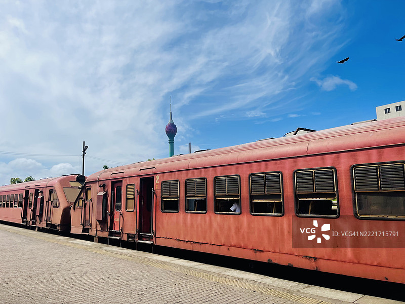 在斯里兰卡西部省科伦坡的火车站月台上，火车在天空的映衬下驶过。图片素材
