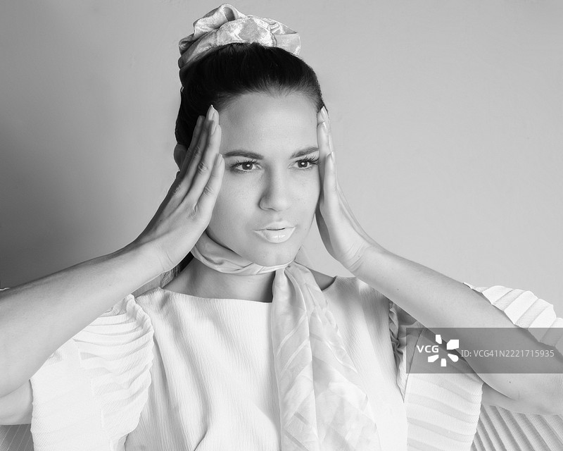 年轻女性在墙前的肖像，圣克莱尔肖尔斯，密歇根州，美国图片素材