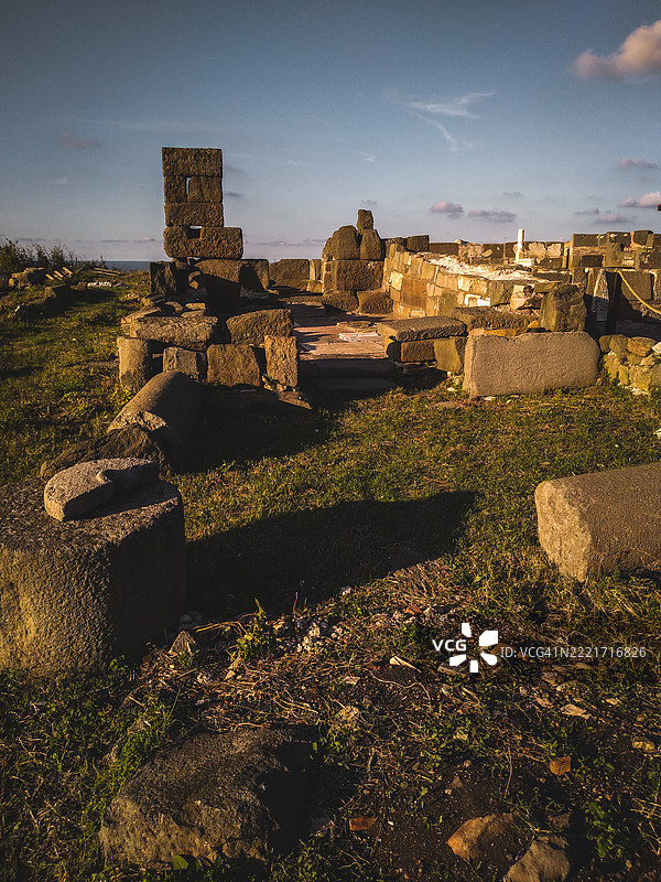 高角度俯瞰古老遗迹与天空的景象图片素材