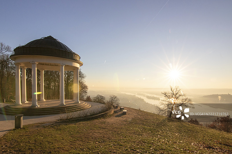 美丽的寺庙景观。冬日清晨的日出。莱茵河畔尼德瓦尔德神庙、尼德瓦尔德纪念碑、黑森州、德国、欧洲的绝美景致。图片素材