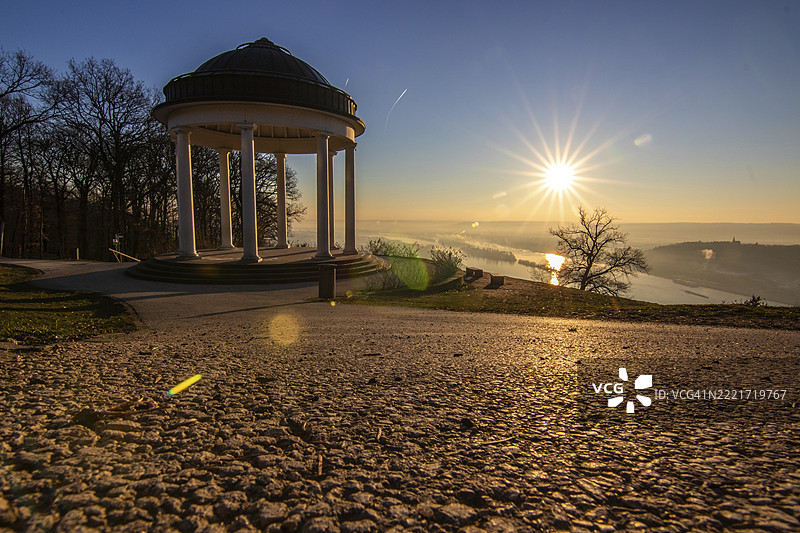 冬日清晨的日出，壮丽的莱茵河畔风景，坐落于德国黑森州尼德瓦尔德纪念碑的尼德瓦尔德神庙。图片素材