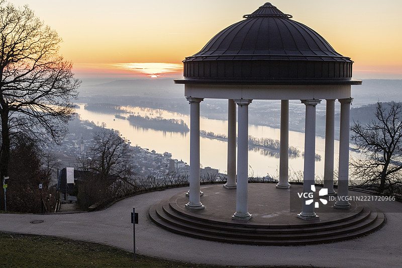 风景照中的美丽寺庙。冬日早晨的日出。莱茵河畔的尼德瓦尔德神庙、尼德瓦尔德纪念碑、黑森州、德国、欧洲的美景。图片素材