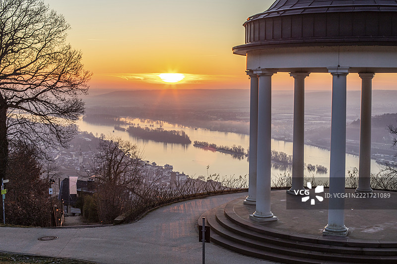 美丽的寺庙景观。冬日清晨的日出。莱茵河畔的尼德瓦尔德神庙、尼德瓦尔德纪念碑、黑森州、德国、欧洲的美景。图片素材
