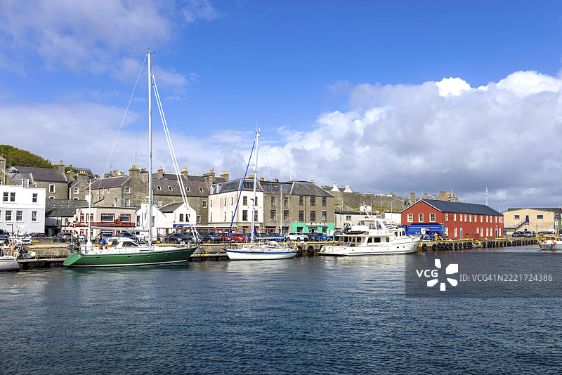 勒威克，位于苏格兰谢特兰群岛的海滨城市，拥有风景如画的中世纪房屋。图片素材