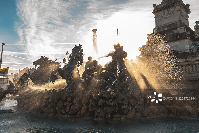 雄伟的吉伦特纪念碑喷泉，位于波尔多的金字塔广场，沐浴在落日的金色阳光下。图片素材