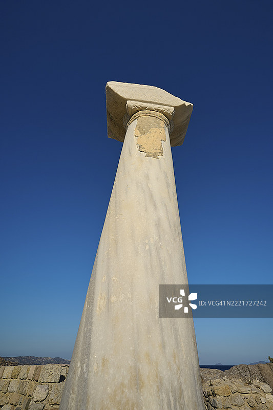 古老柱子的特写,背景是深蓝色的天空,位于阿吉奥斯·斯特法诺斯海滩,阿吉奥斯·斯特法诺斯大教堂,阿吉奥斯·尼古拉斯小教堂,卡斯特里岛,科斯岛,多德卡尼斯群岛,希腊,欧洲图片素材