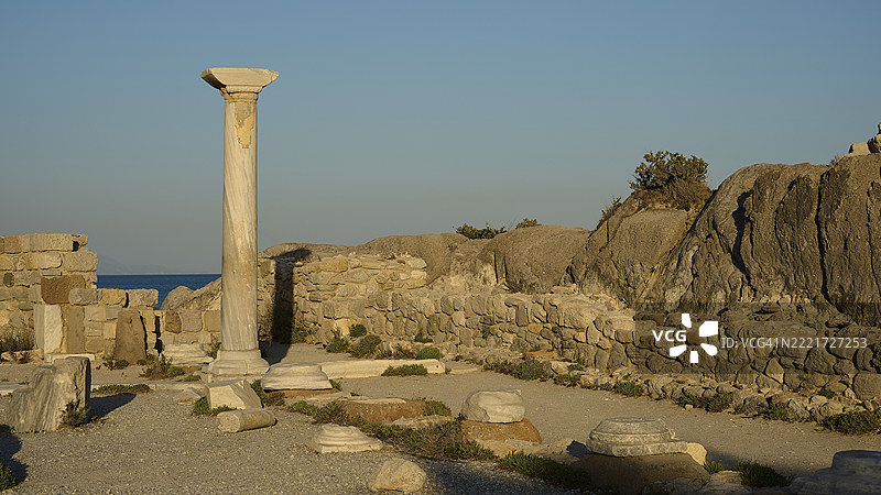 温暖阳光下的古代遗址,矗立的石柱和周围的岩石结构,位于阿吉奥斯·斯特法诺斯海滩,阿吉奥斯·斯特法诺斯大教堂,阿吉奥斯·尼古拉斯小教堂,卡斯特里岛,科斯岛,多德卡尼斯群岛,希腊,欧洲图片素材