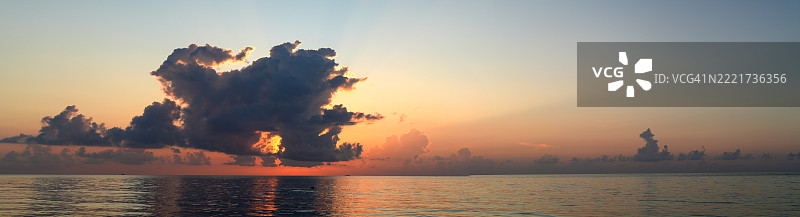 佛罗里达州好莱坞市橙色天空下的海景图片素材