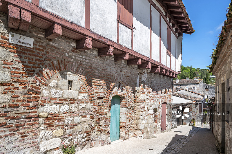 法国新阿基坦地区洛特-加龙省佩纳-达热奈的阿尔让蒂耶尔街，一座中世纪房屋的红白相间的半木结构，底层为砖石和天然石材。图片素材