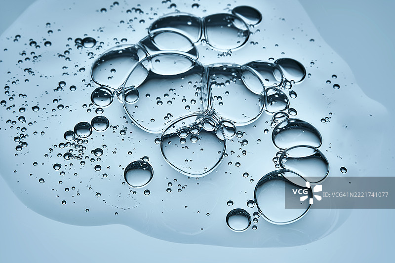 美味的精华质地，蓝色背景上有气泡图片素材