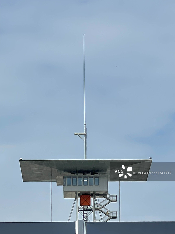 低角度视图的建筑与天空相对图片素材