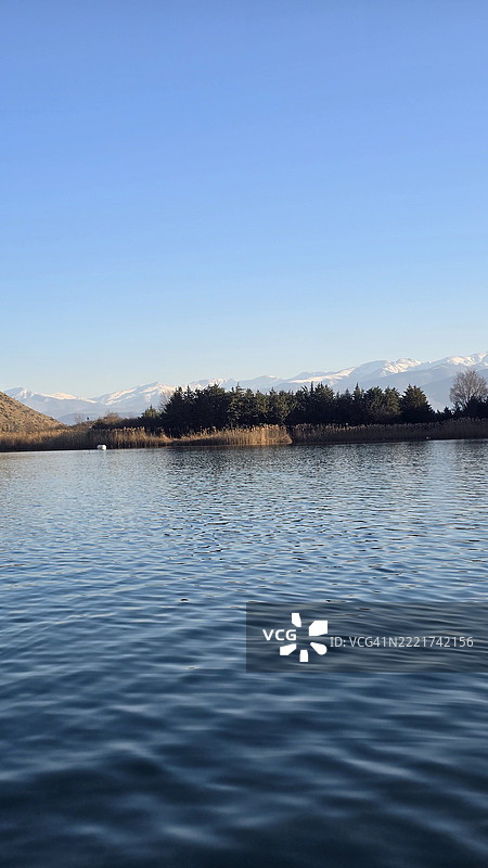 伊朗马赞达兰省查鲁斯的湖泊美景与蓝天相映。图片素材