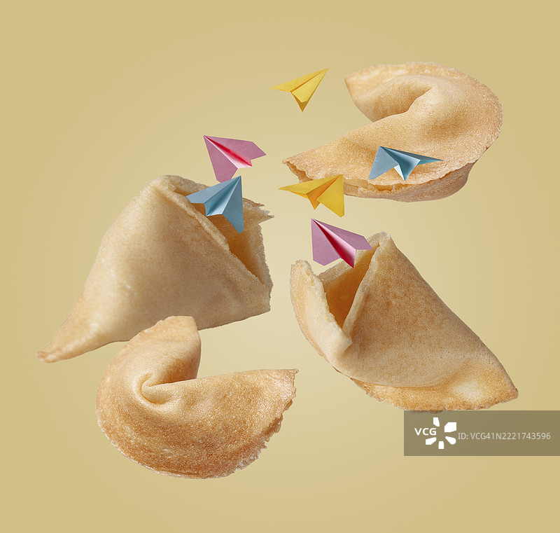 多彩的纸飞机从许愿饼干中飞出，悬浮，飞行食物的照片图片素材