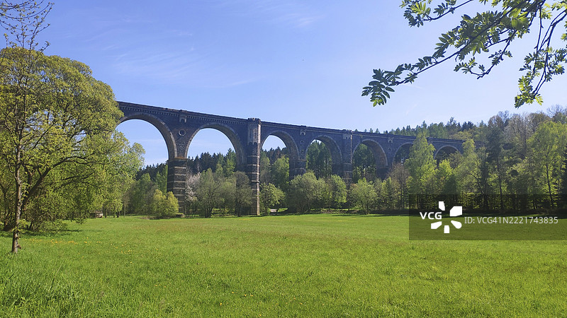 赫茨多夫高架桥，曾经的铁路桥，横跨弗洛哈谷，赫茨多夫，萨克森，德国，欧洲图片素材