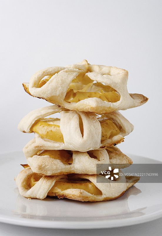 一堆松软的苹果馅包子，留白空间图片素材