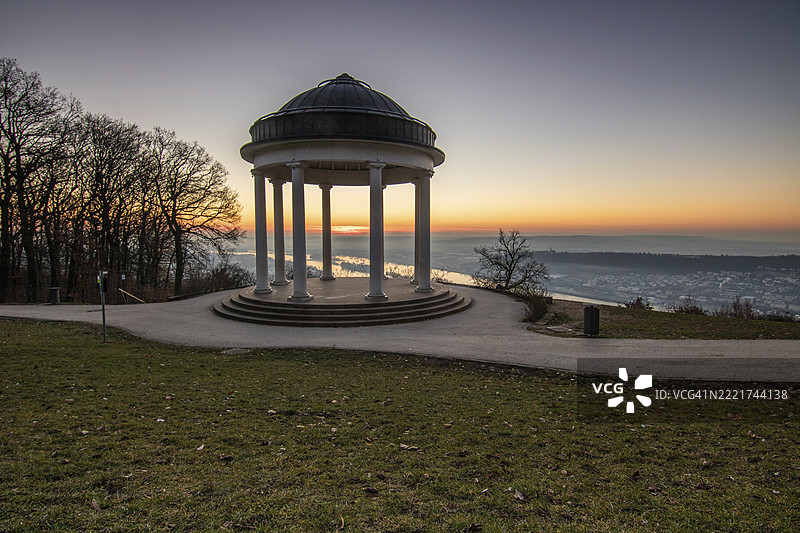 美丽的寺庙景观。冬日清晨的日出。莱茵河沿岸的美景,位于尼德瓦尔特神庙、尼德瓦尔特纪念碑,黑森州,德国,欧洲。图片素材