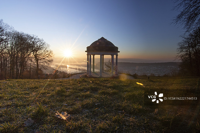 德国黑森州莱茵河畔的尼德瓦尔德神庙（Niederwaldtempel）在冬日清晨的日出美景，远处可见尼德瓦尔德纪念碑（Niederwalddenkmal）。图片素材